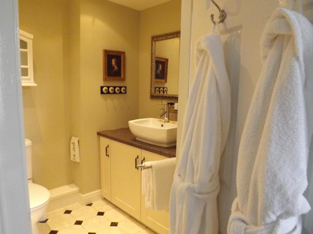 White Linen Whitby, Only Gasthuis