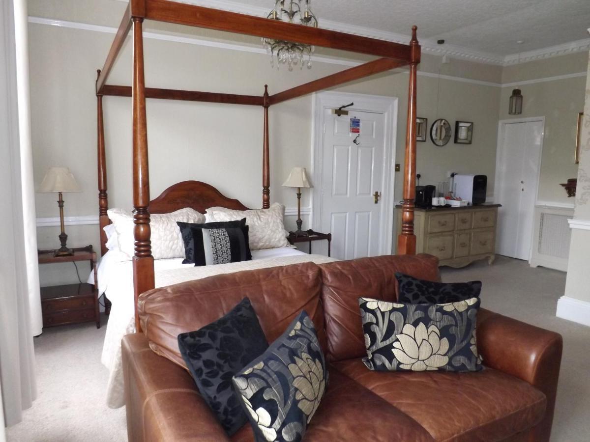 Gasthuis White Linen Whitby, Only 4*